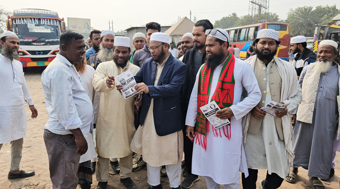 দৌলতদিয়ায় দাঁড়িপাল্লায় ভোট চেয়ে এডঃ নূরুল ইসলামের গণসংযোগ